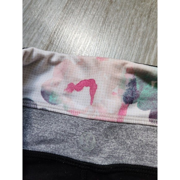 Lululemon Reversible Yoga Band Shorts Black Floral Stretch Thick Pocket Sz 8 - Picture 6 of 9